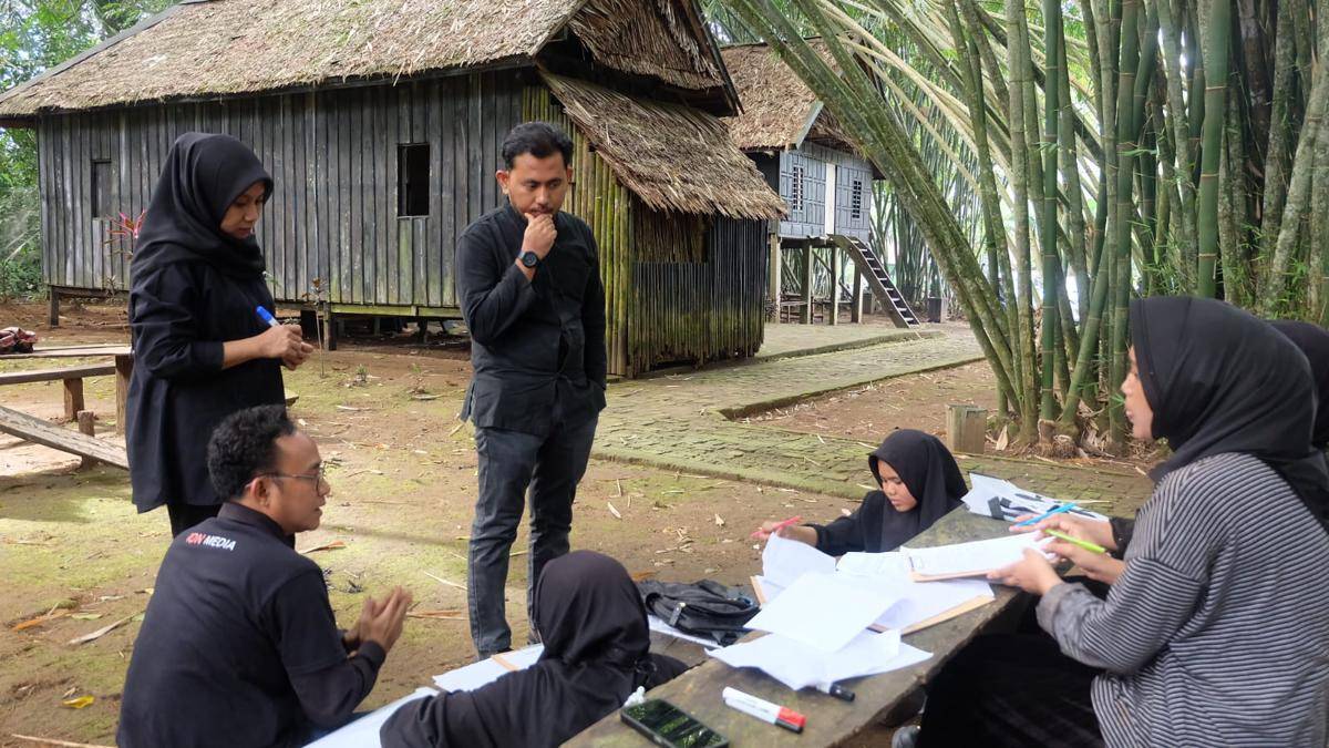 Ayu Adriyani dan AB Sarca Putera, dosen Program Studi Ilmu Komunikasi Universitas Negeri Padang (UNP), saat berada di Kawasan Adat Kajang, Bulukumba, Sabtu (9/8/2025)