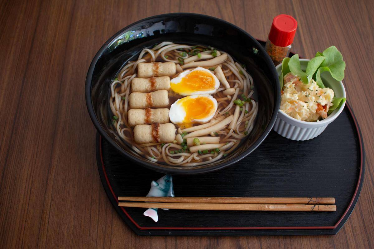 ilustrasi udon (vecteezy.com/taira669354)