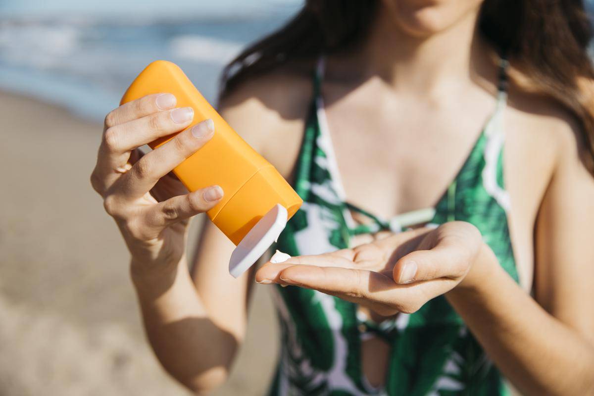 ilustrasi menggunakan sunscreen (freepik.com/Freepik)