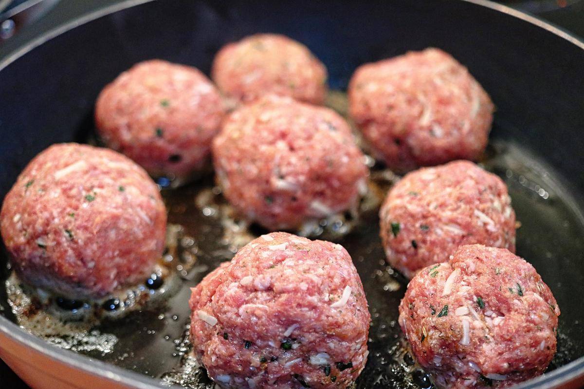 mengolah bola-bola daging 
