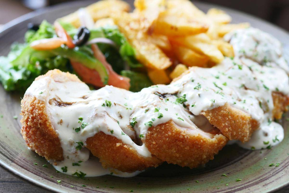 ilustrasi chicken cordon bleu lumer keju