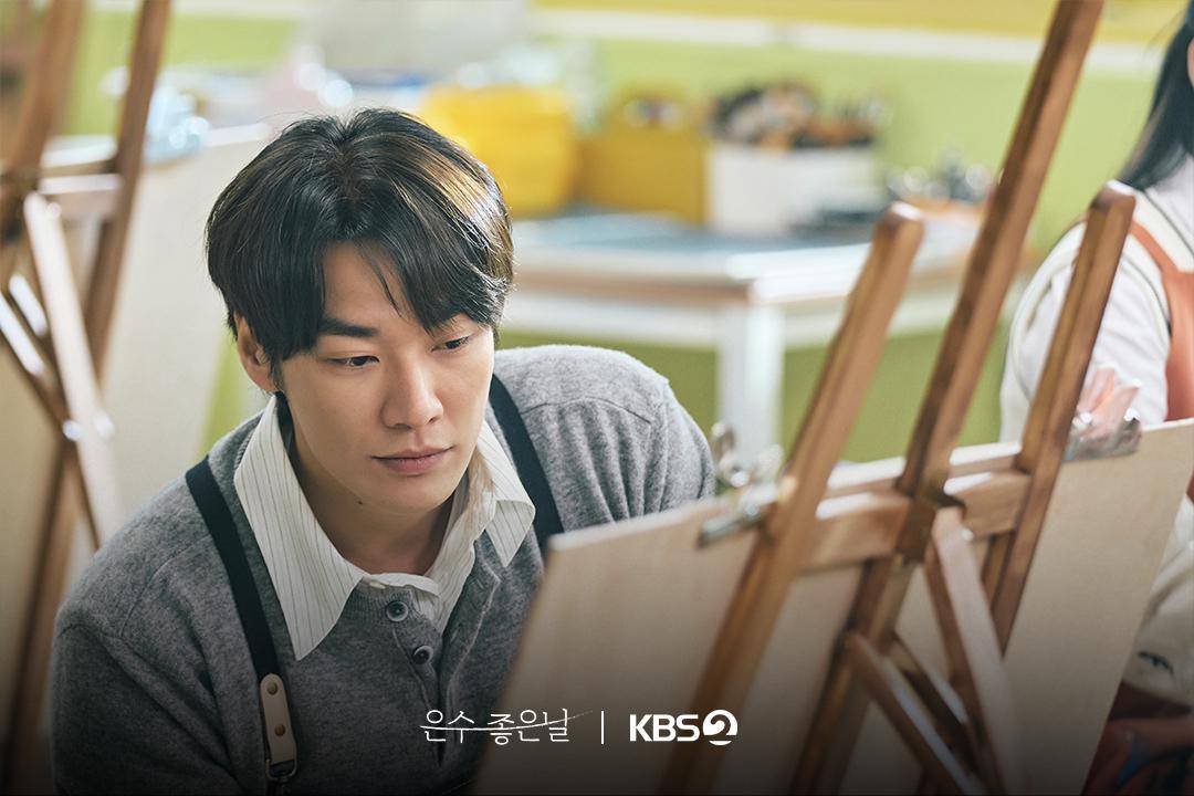 Potret Kim Young Kwang di Still Cuts Drama Korea Walking On Thin Ice 2025
