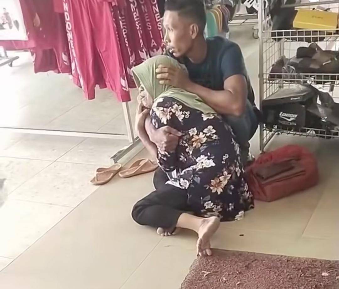 Korban kehilangan uang dalam jok motor di Babat Toman Muba histeris menangis. (Dok. Istimewa)