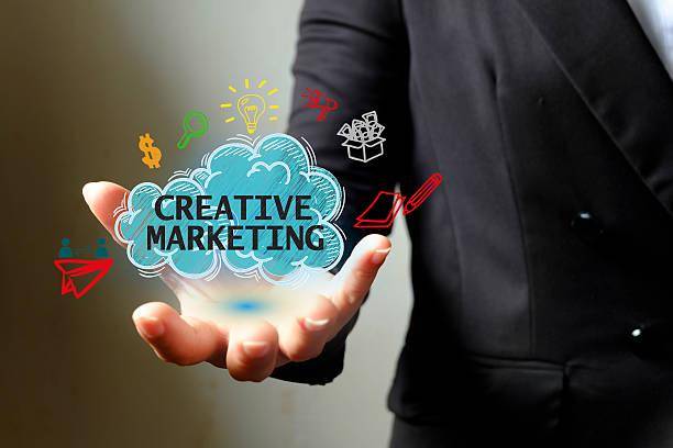 Illustrasi Konsep CREATIVE MARKETING dengan ikon di tangan (istockphoto.com/zaozaa09)