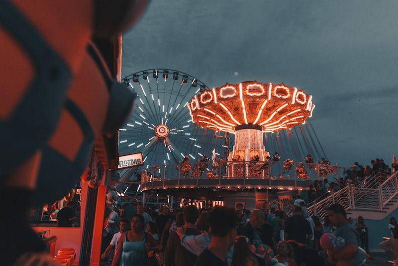 Illustrasi taman hiburan di malam hari (unsplash.com/Ethan Hoover)