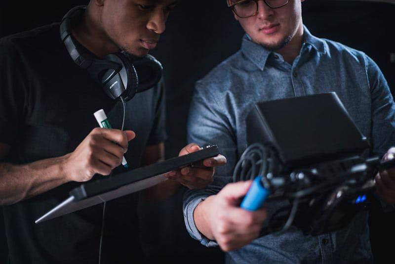 Illustrasi Pria dengan kaos hitam memegang papan tulis (unsplash.com/JC Falcon)