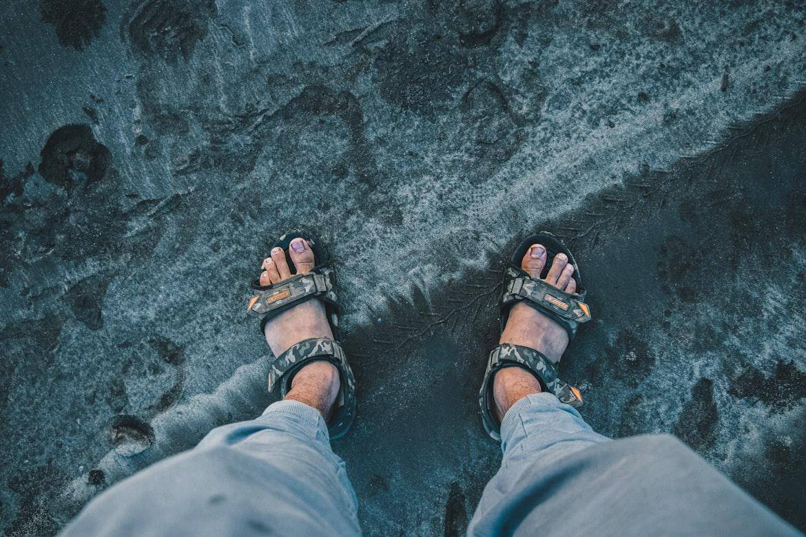 ilustrasi sandal gunung (unsplash.com/Md Mahdi)