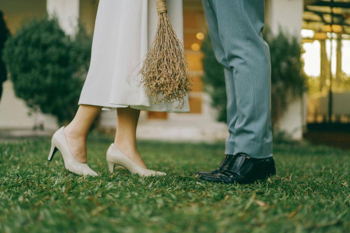 ilustrasi sepasang kaki laki-laki dan perempuan (pexels.com/Vihok Chugiart)