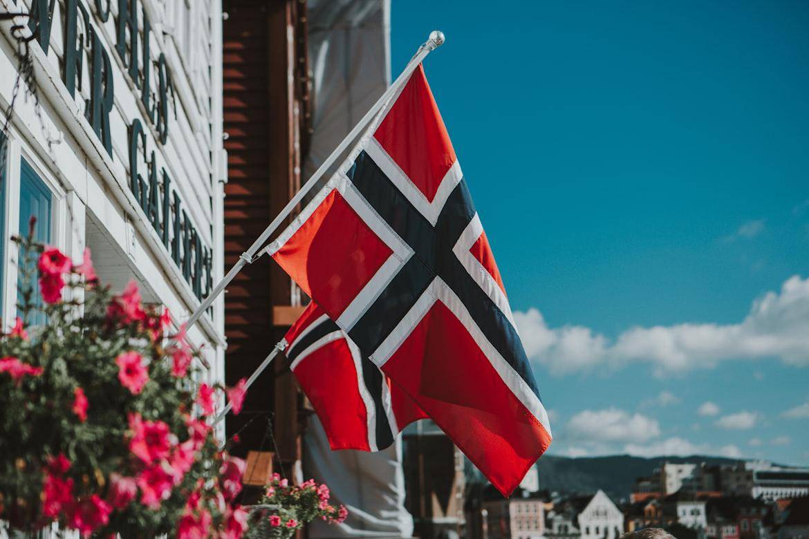Ilustrasi bendera norwegia (unsplash.com/id/@skradi)