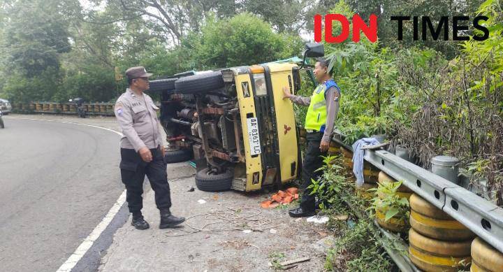 Truk bermuatan baru alam terguling di jalan Tebus Sarangan-Cemorosewu Magetan. IDN Times/Riyanto.