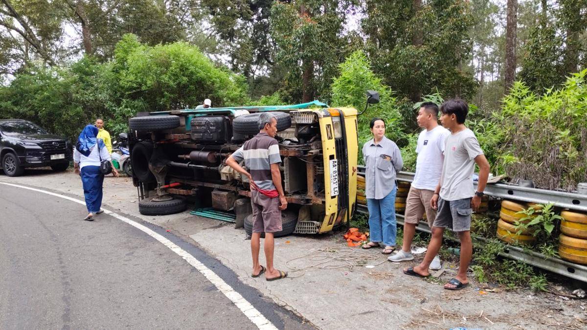 Truk bermuatan baru alam terguling di jalan Tebus Sarangan-Cemorosewu Magetan. IDN Times/Riyanto.