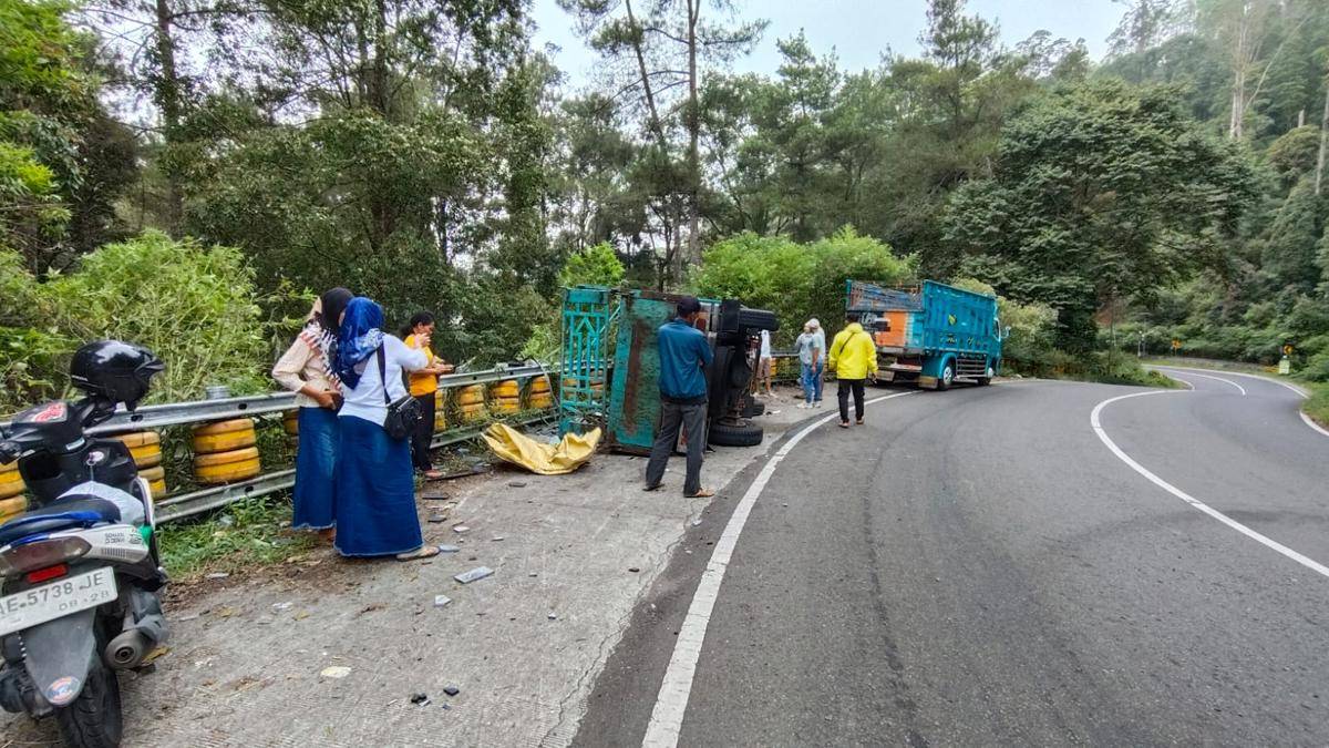Truk bermuatan baru alam terguling di jalan Tebus Sarangan-Cemorosewu Magetan. IDN Times/Riyanto.
