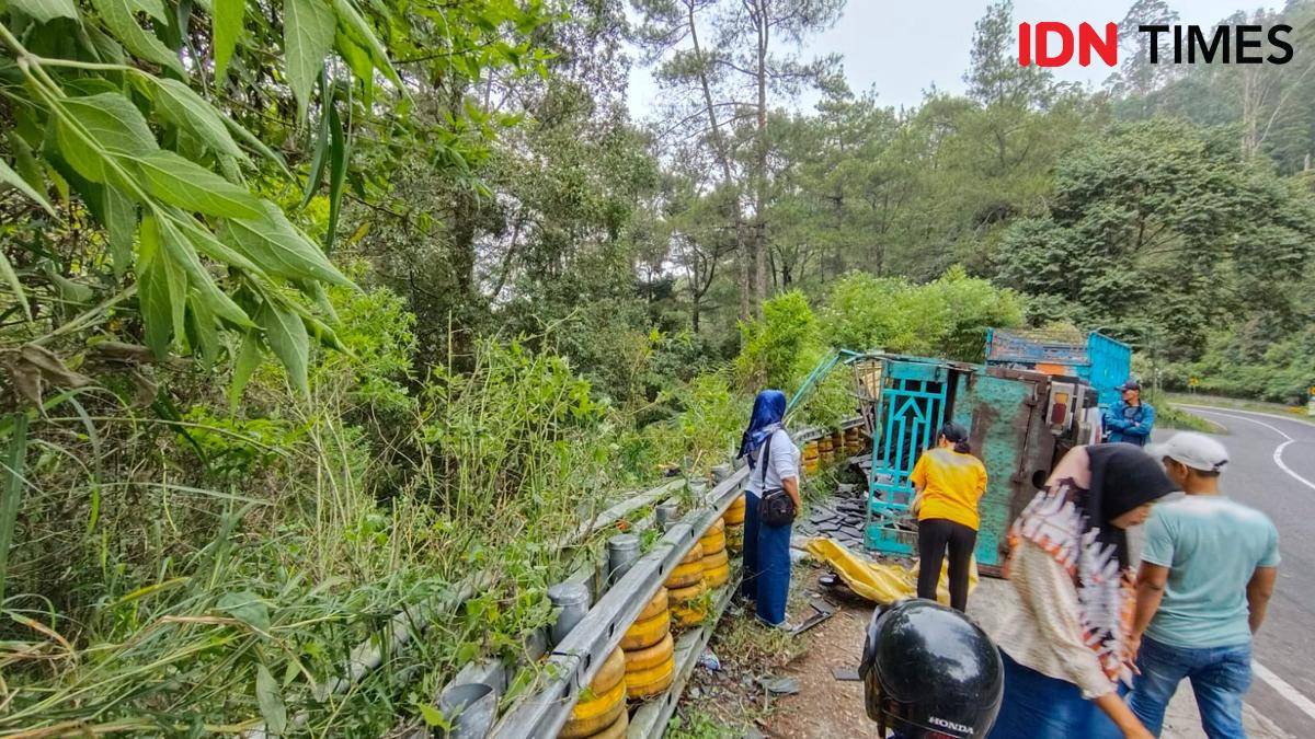 Truk bermuatan baru alam terguling di jalan Tebus Sarangan-Cemorosewu Magetan. IDN Times/Riyanto.