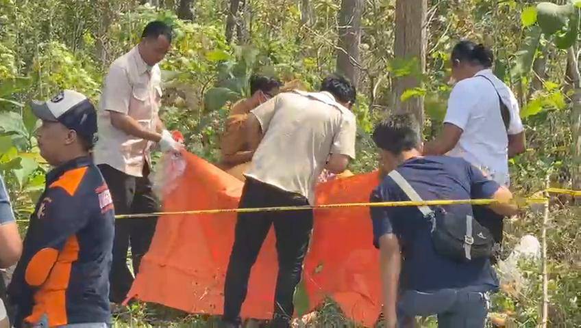 Jasad wanita muda nyaris telanjang ditemuka di lokasi wisata Gua Lowo hutan jati Sampung Ponorogo. IDN Times/Riyanto.