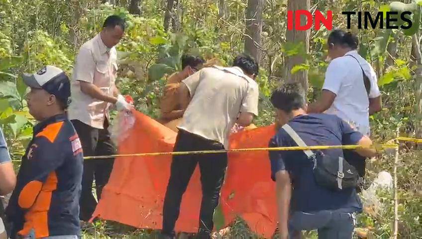 Jasad wanita muda nyaris telanjang ditemuka di lokasi wisata Gua Lowo hutan jati Sampung Ponorogo. IDN Times/Riyanto.
