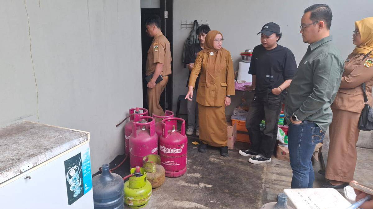 Sidak Pemkab Madiun dan Pertamina temukan gas LPG 3kg salah peruntukan. IDN Times/Riyanto.