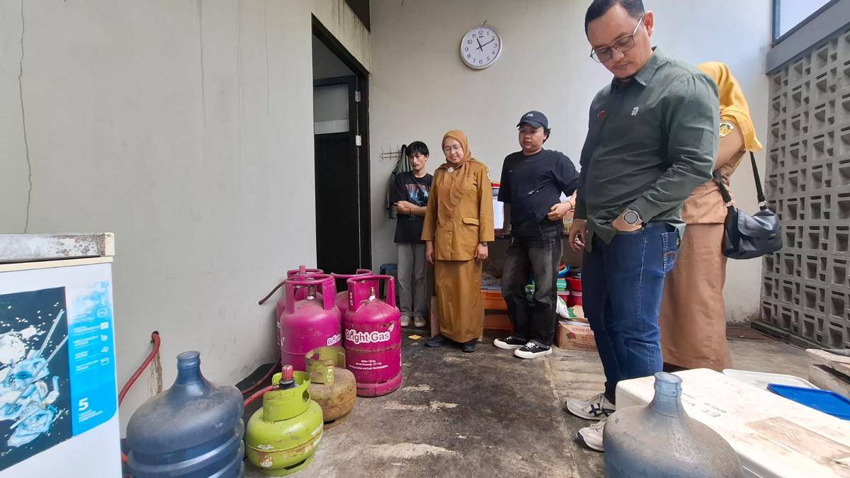 Sidak Pemkab Madiun dan Pertamina temukan gas LPG 3kg salah peruntukan. IDN Times/Riyanto.