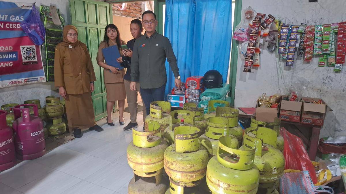 Sidak Pemkab Madiun dan Pertamina temukan gas LPG 3kg salah peruntukan. IDN Times/Riyanto.