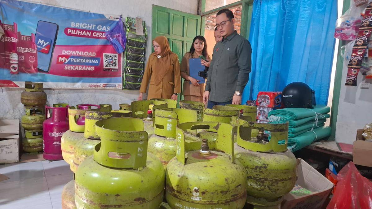 Sidak Pemkab Madiun dan Pertamina temukan gas LPG 3kg salah peruntukan. IDN Times/Riyanto.