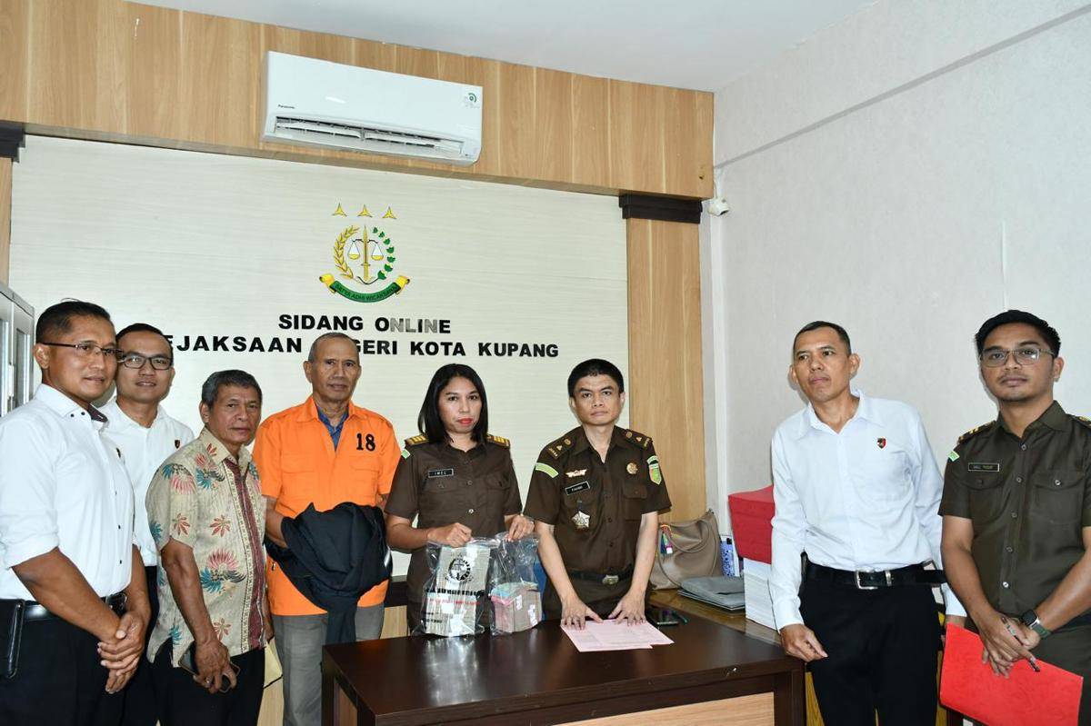 Mantan Dirut PT Flobamor diserahkan ke Kejari Kota Kupang oleh penyidik Polda NTT. (Dok Polda NTT)