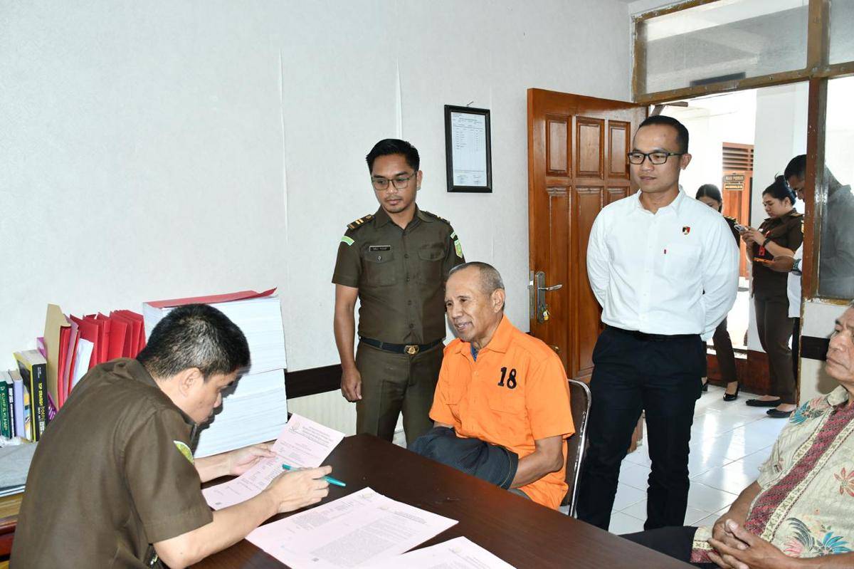 Eks Dirut PT Flobamor, Agus Suryansyah Ismail, diserahkan Polda NTT ke Kejari Kota Kupang. (Dok Polda NTT)