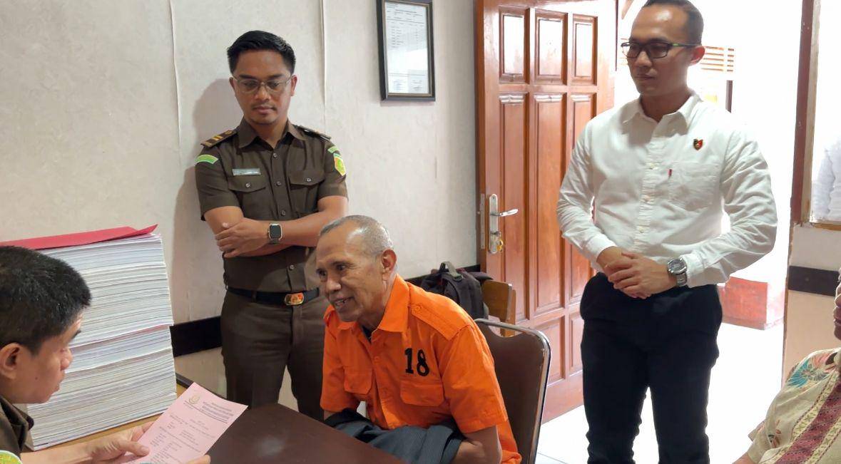 Mantan Dirut PT Flobamor diserahkan ke Kejari Kota Kupang oleh penyidik Polda NTT. (Dok Polda NTT)