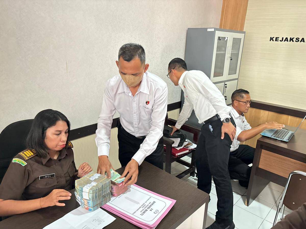 Bukti korupsi di PT Flobamor diserahkan ke Kejari Kota Kupang oleh penyidik Polda NTT. (Dok Polda NTT)