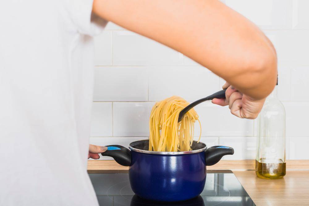 Ilustrasi merebus spageti