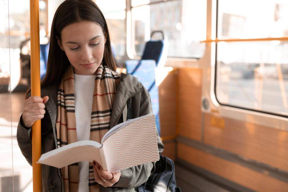 Ilustrasi membaca buku di transportasi umum. (Dok. Freepik/freepik)