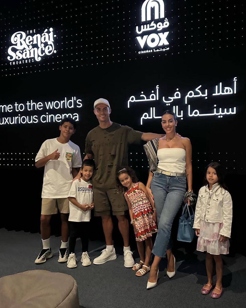 potret Cristiano Ronaldo dan kekasihnya (instagram.com/georginagio)