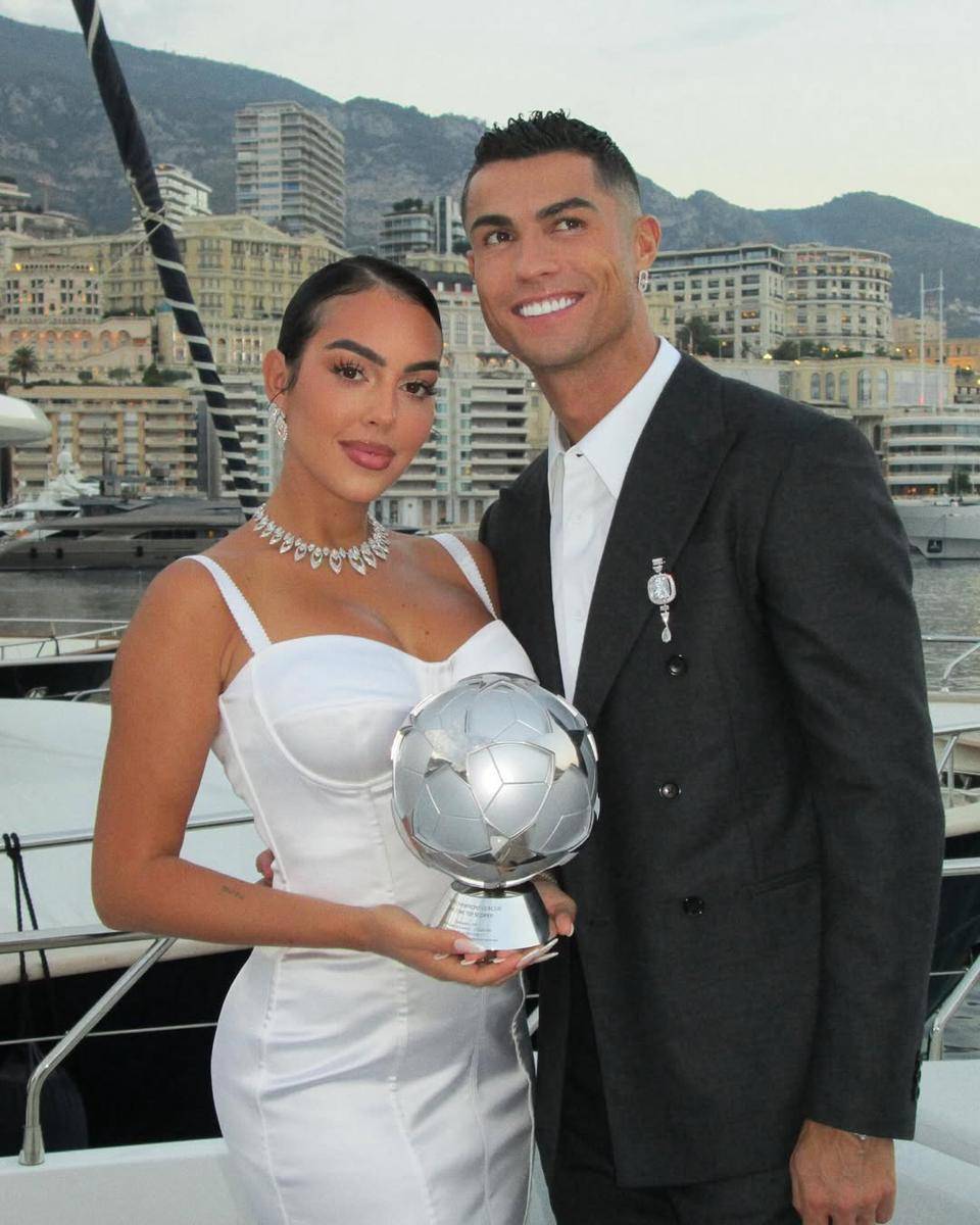 potret Cristiano Ronaldo dan kekasihnya (instagram.com/georginagio)
