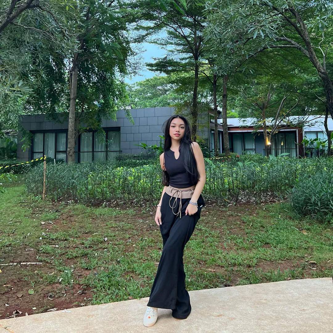 ide OOTD hangout ala Naura Ayu (instagram.com/naura.ayu)
