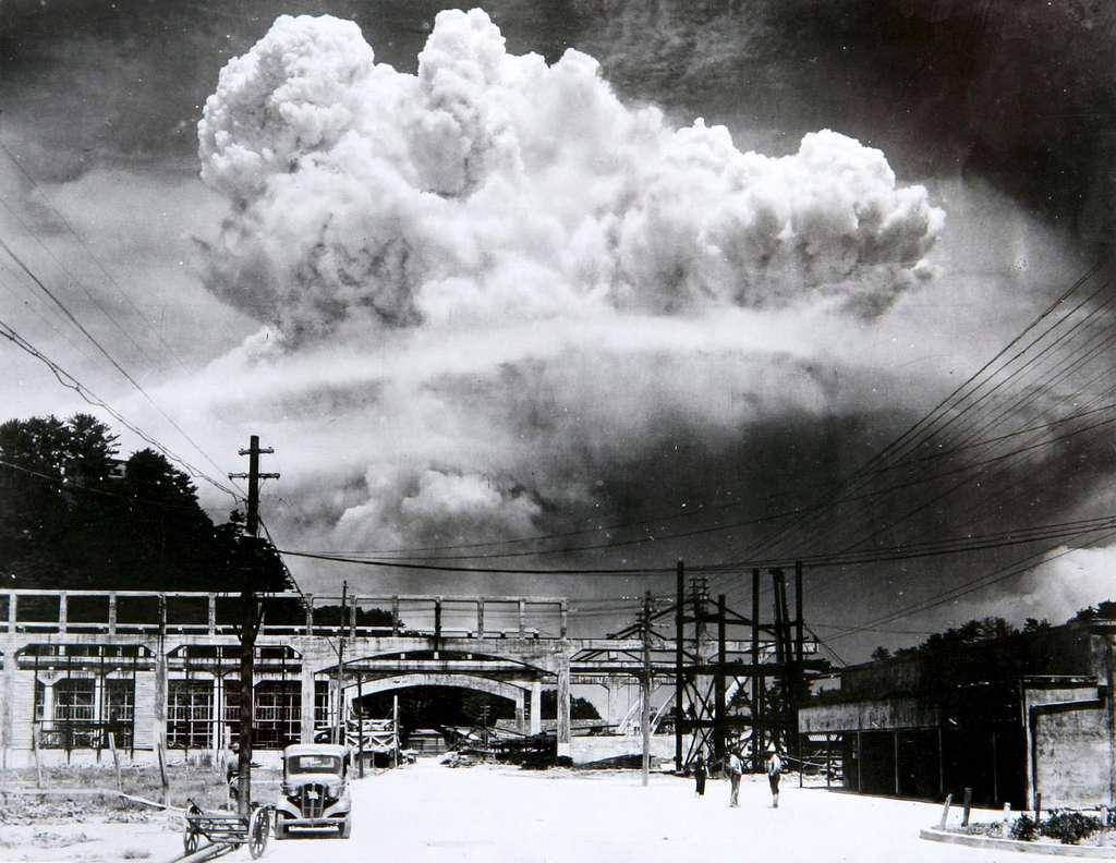 foto ledakan bom atom Nagasaki