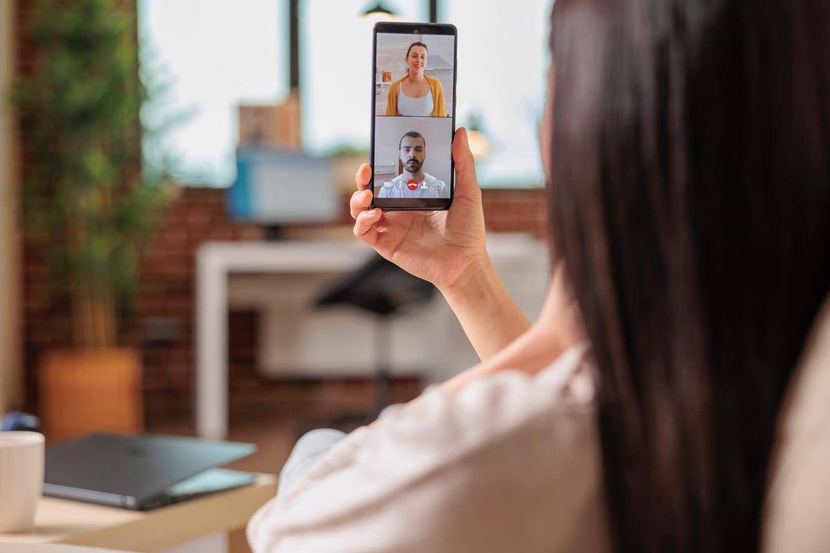 ilustrasi teman video call (freepik.com/DC Studio)