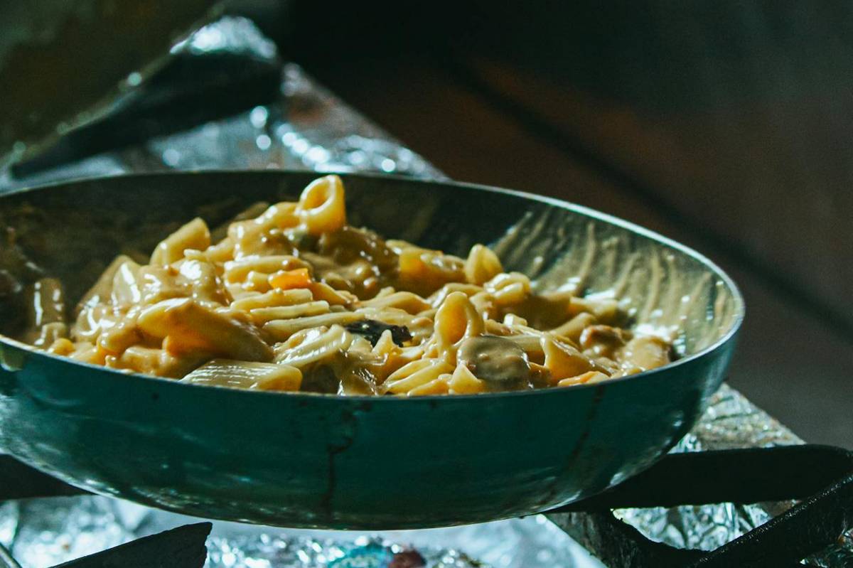 ilustrasi membuat pasta penne tuna kacang polong