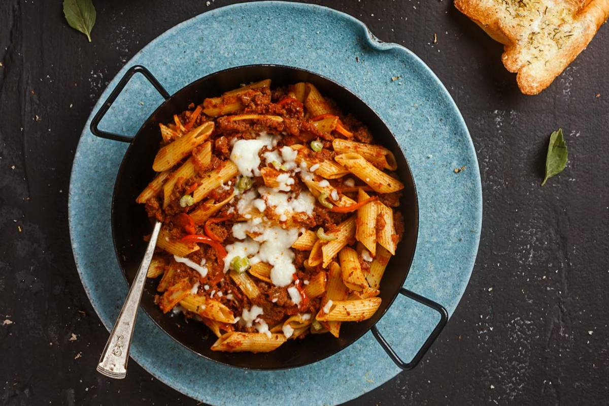 ilustrasi pasta penne tuna kacang polong