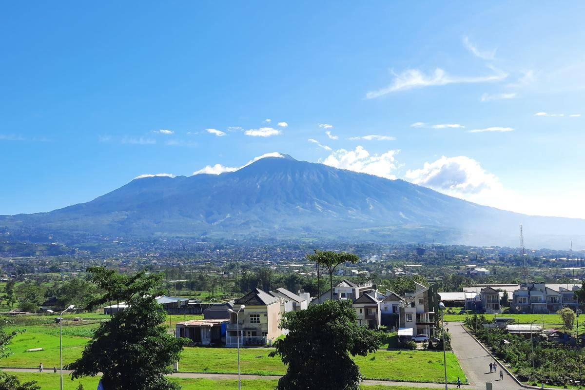 Gunung Arjuno-Welirang dari Kota Batu (dok. pribadi/Fatma Roisatin N.)