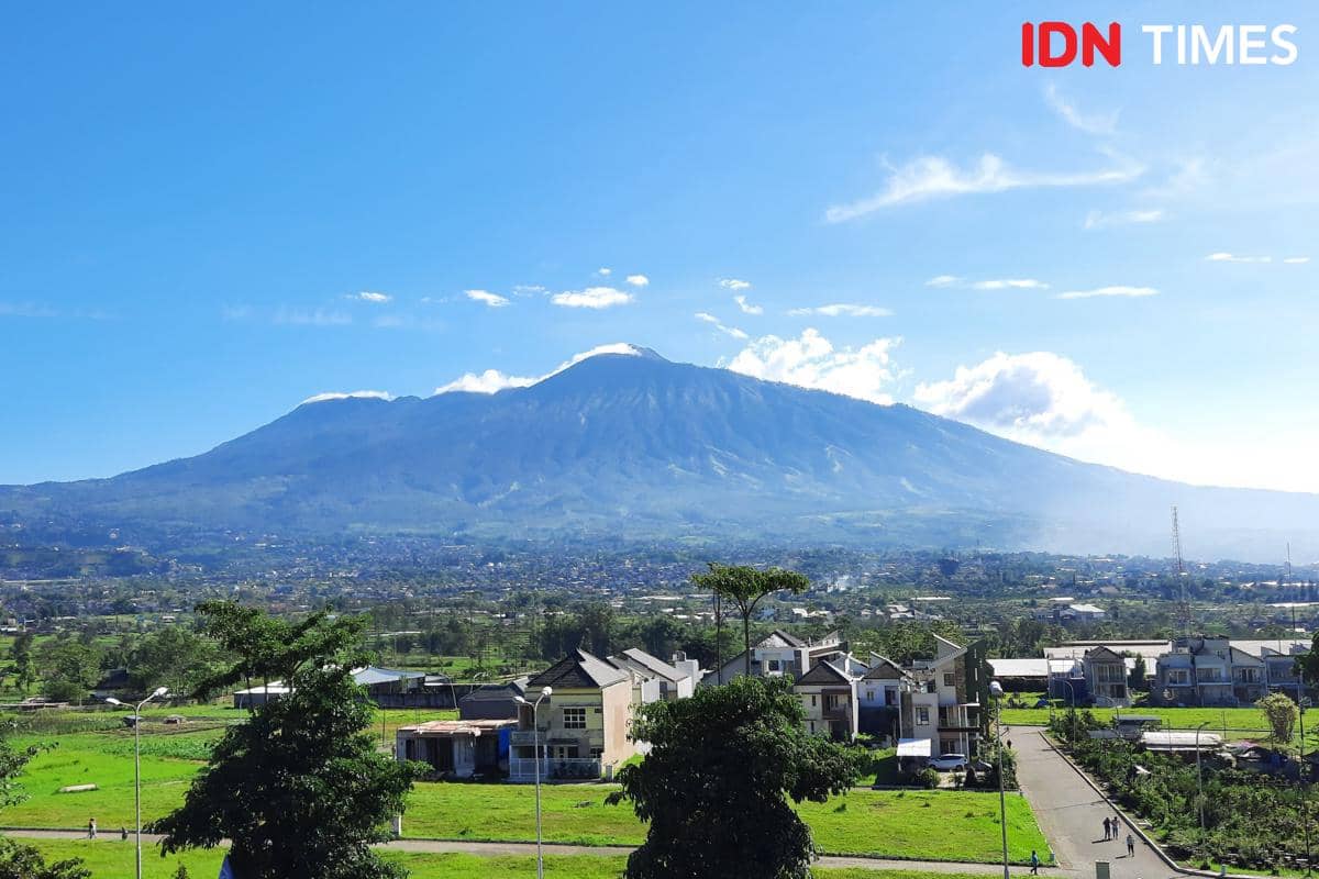 Gunung Arjuno-Welirang dari Kota Batu 