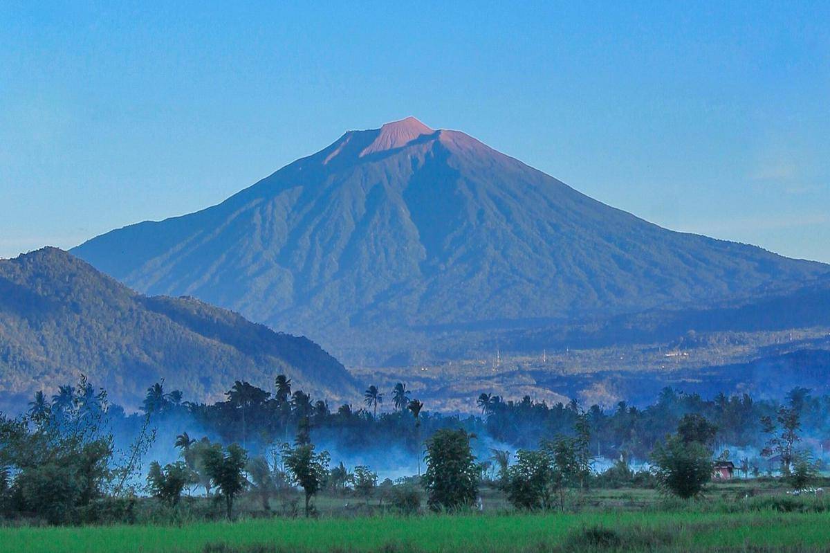 Gunung Kerinci dari Muaralabuh (commons.wikimedia.org/Ririsapoetra)