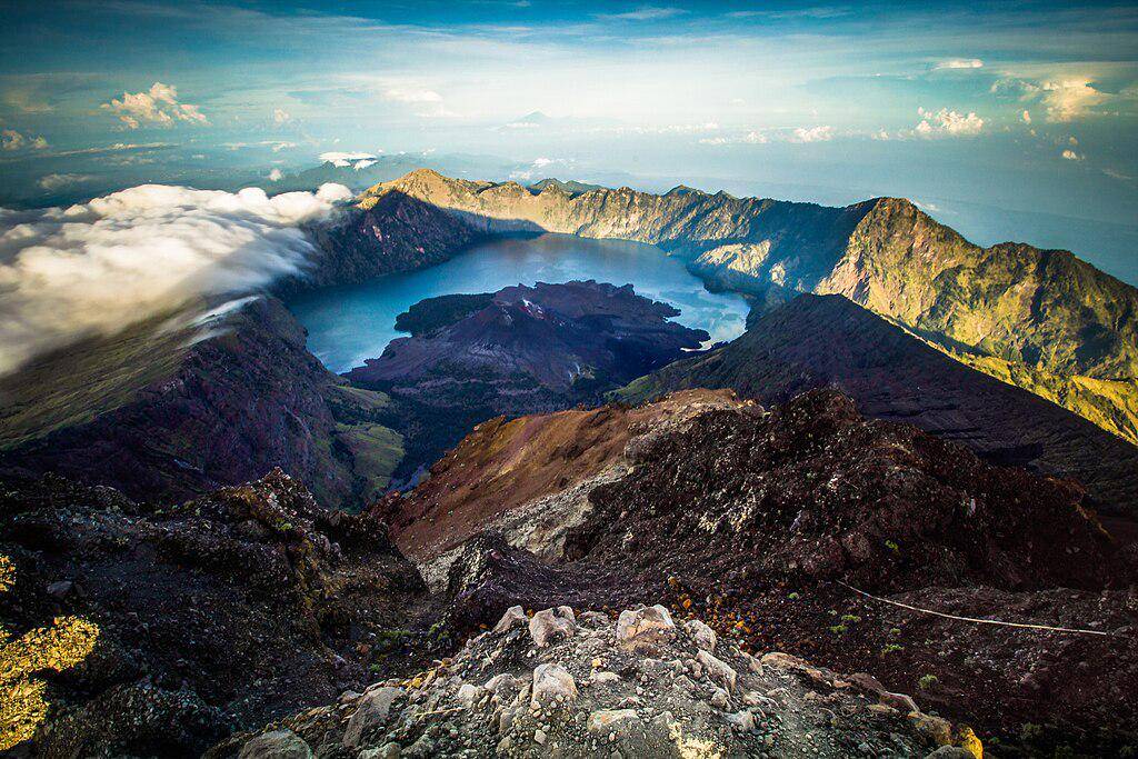 Segara Anak Gunung Rinjani (commons.wikimedia.org/Suryasriyama)