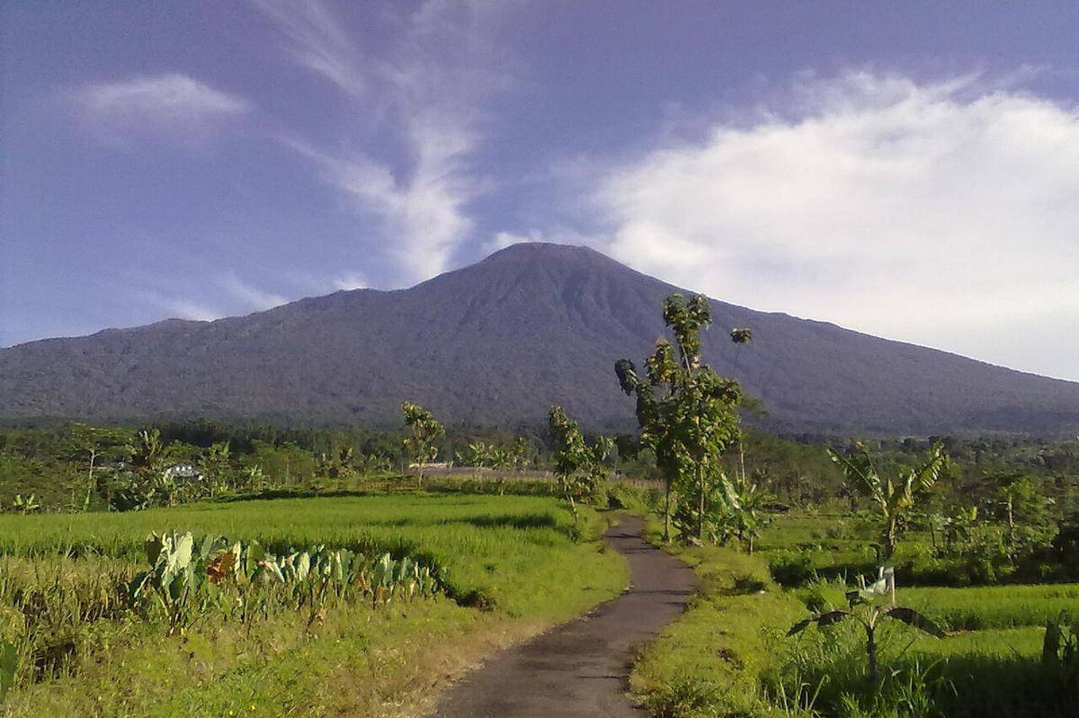 Gunung Slamet dari Karang Salam, Banyumas (commons.wikimedia.org/Empu)