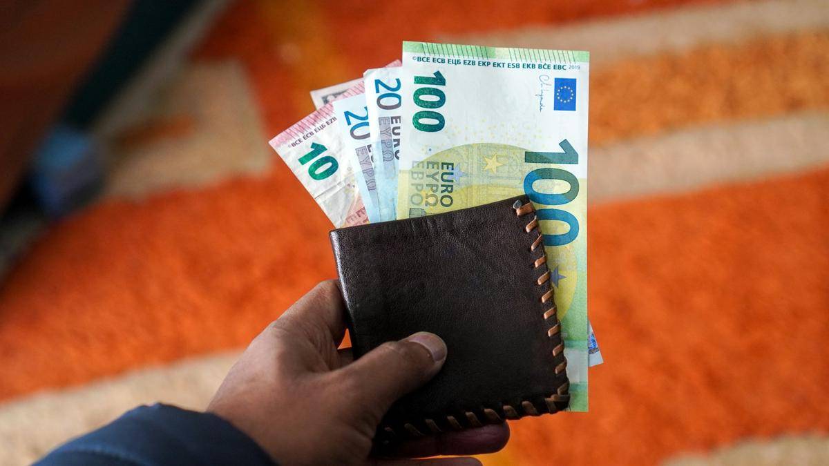 ilustrasi uang di dompet (unsplash.com/hamedtaha)