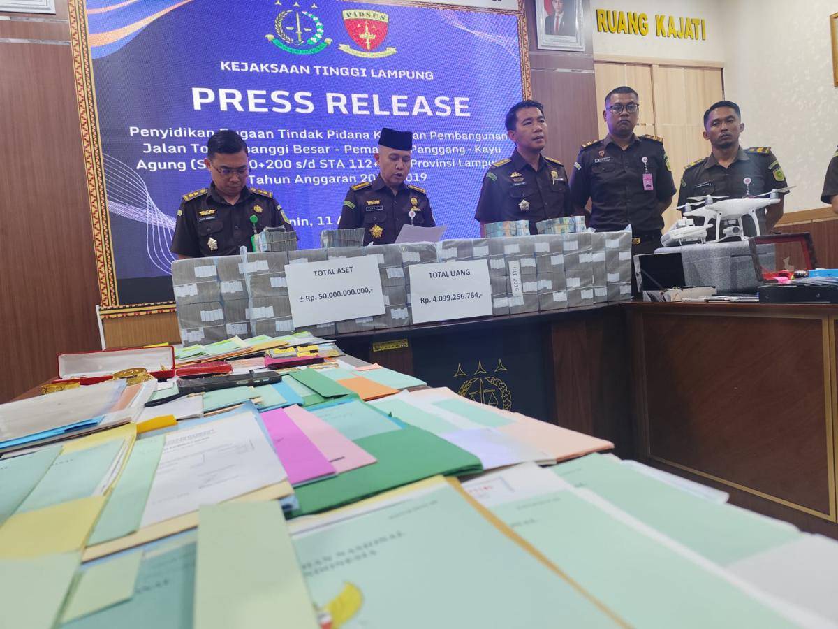 Presa release korupsi tol Terbakter oleh Kejati Lampung. (IDN Times/Muhaimin)
