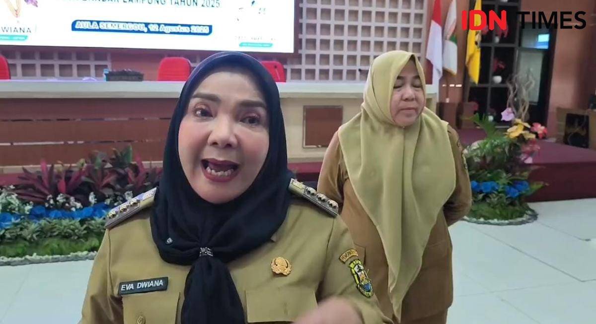 Walikota Bandar Lampung, Eva Dwiana saat diwawancarai. (IDN Times/Muhaimin)