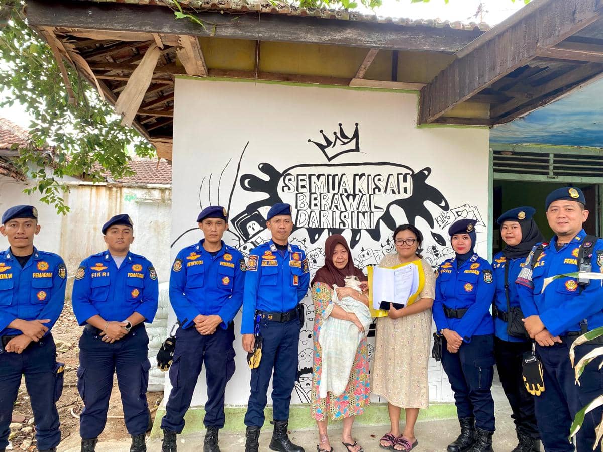 Evakuasi kucing yang terjebur ke dalam sumur. (IDN Times/Damkarmat Bandar Lampung)