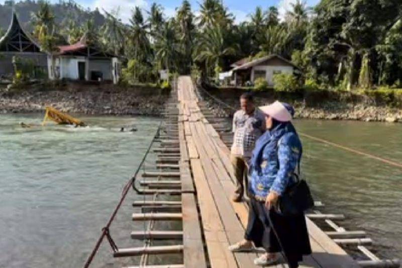 Salah satu jembatan rusak di Kabupaten Pesisir Selatan (Foto: Antara) 