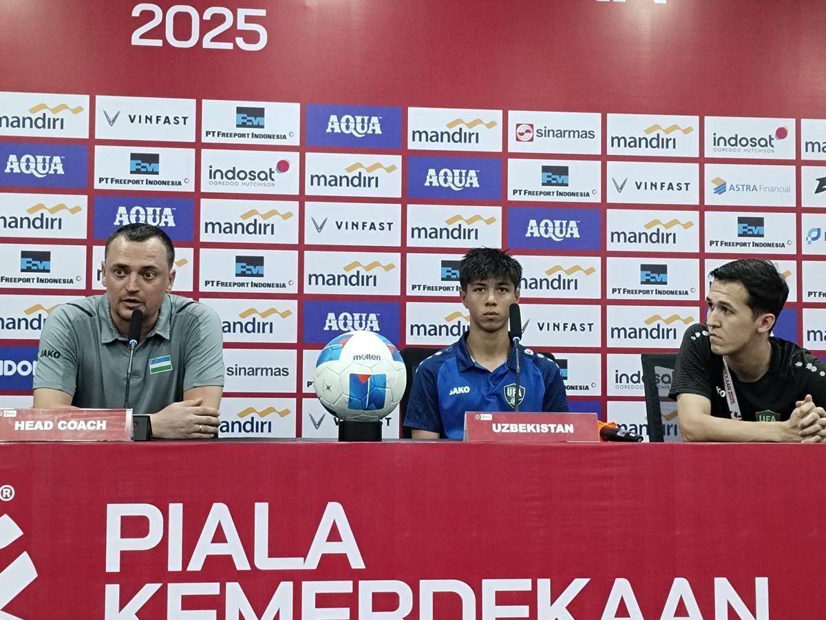 Konferensi pers dengan pelatih dan pemain Uzbekistan (IDN Times/Eko Agus Herianto)
