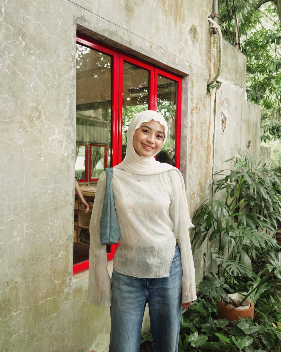 gaya kasual feminin ala Tania Dewi 
