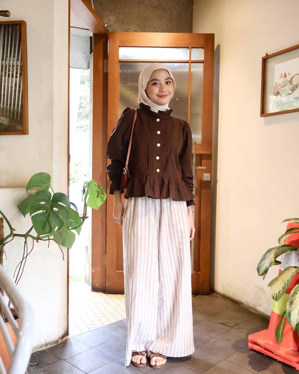 gaya kasual feminin ala Tania Dewi 