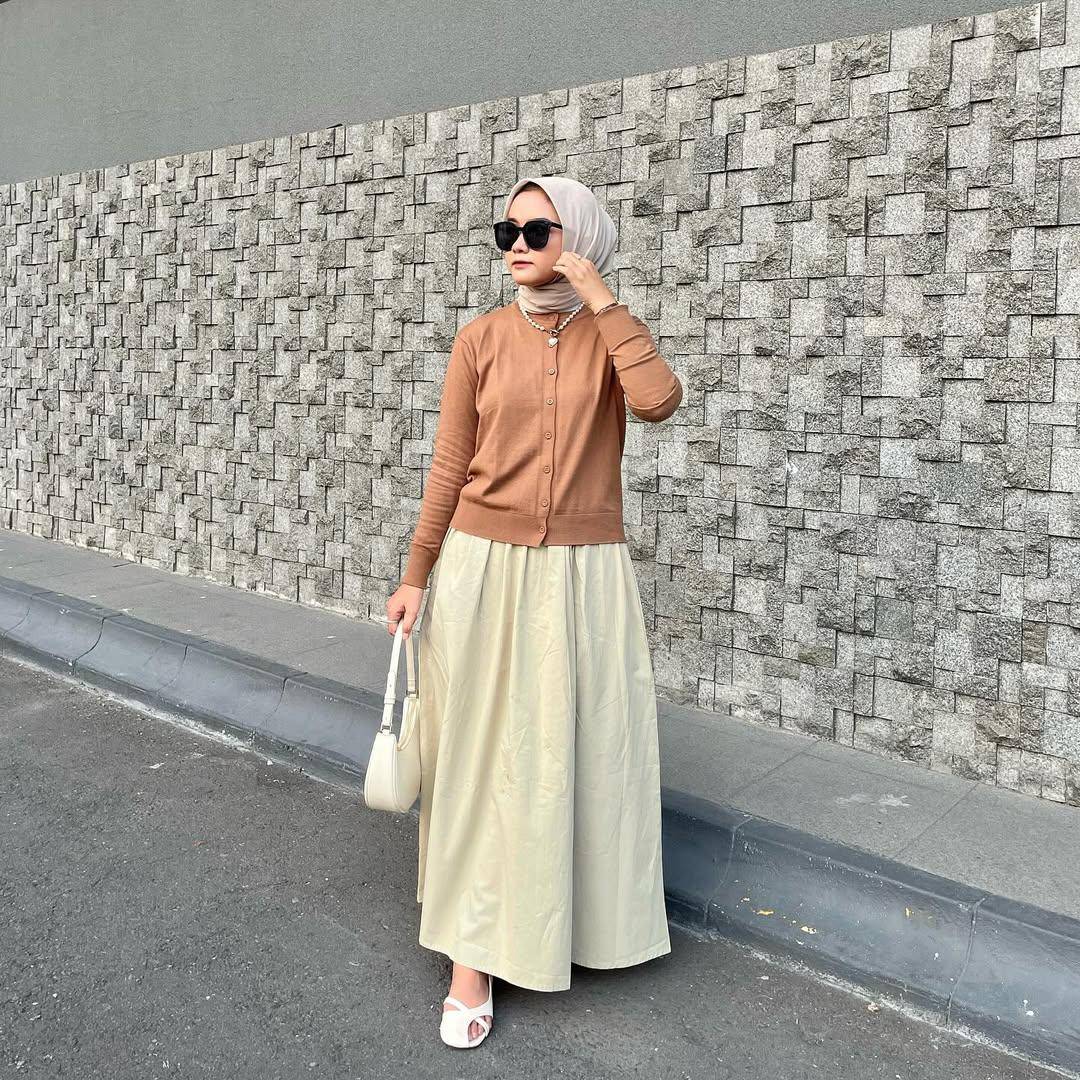 Mix and match sweater dan rok ala Linan Dikas